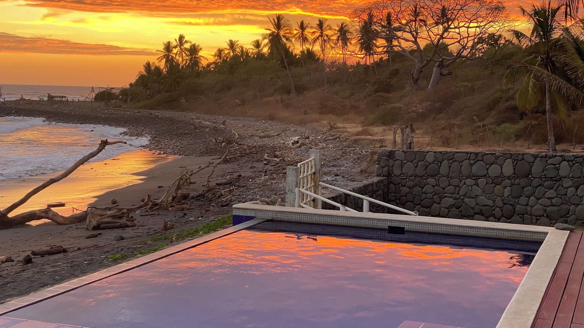 La Libertad House | Charming 3-bedroom house with WiFi, AC in cool La Libertad