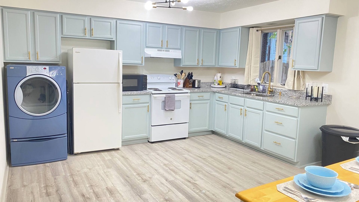 Winchester House | Charming 3-bedroom townhome with AC and WiFi in lovely Winchester