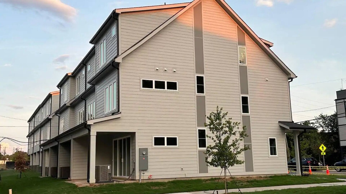 Charlotte House | Charming 3-bedroom townhome with WiFi, AC in gorgeous Charlotte