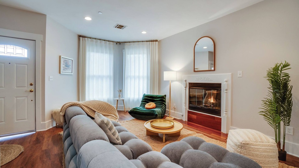 North Central House | Charming 3-bedroom townhome in Pasadena!