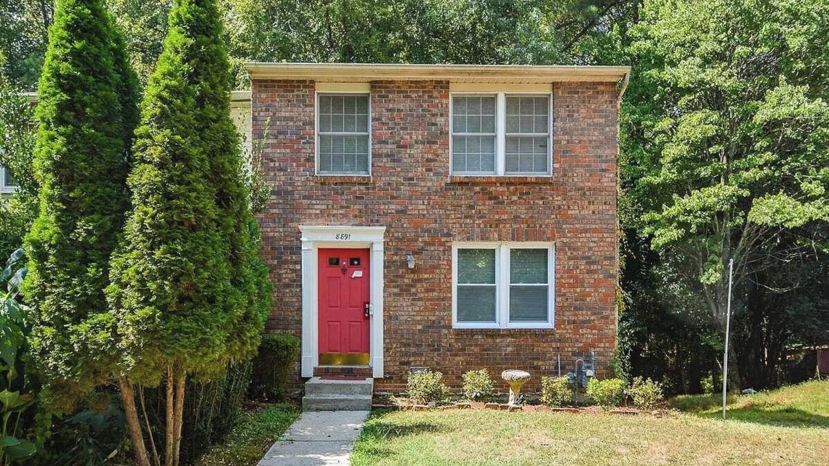 Sandy Springs House | Charming 3-bedroom townhome 20 min downtown ATL, Fire pit, Parking, WiFi/TVs