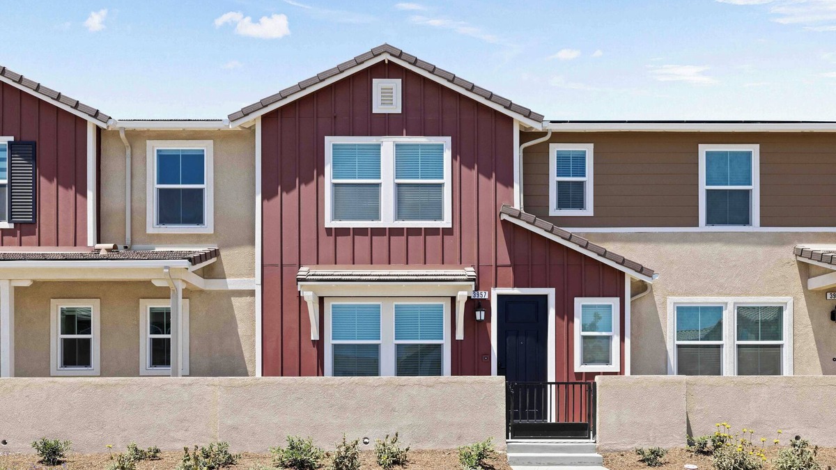 Ontario House | Charming 3-bedroom townhome with warm pool 10mins Ontario Airport