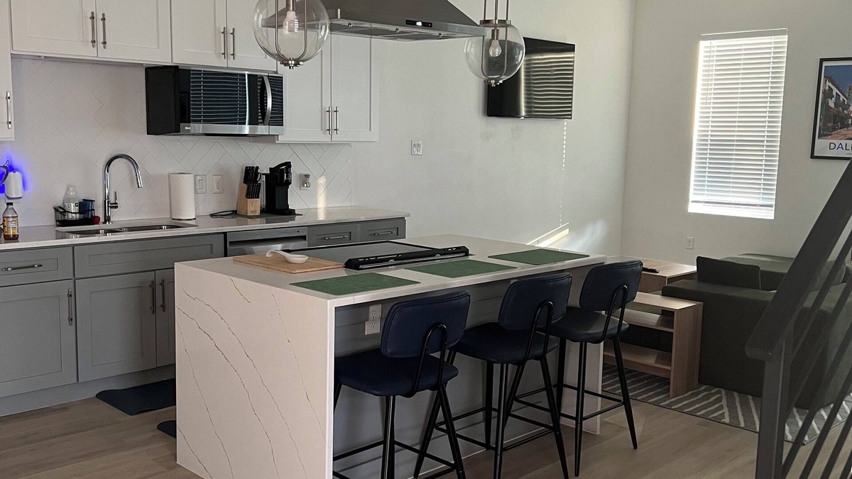 Dallas House | Charming 3-bedroom townhome in fantastic Dallas with AC