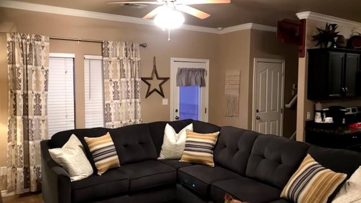 Odessa House | Charming 3-bedroom townhome with WiFi, AC in pleasant Odessa