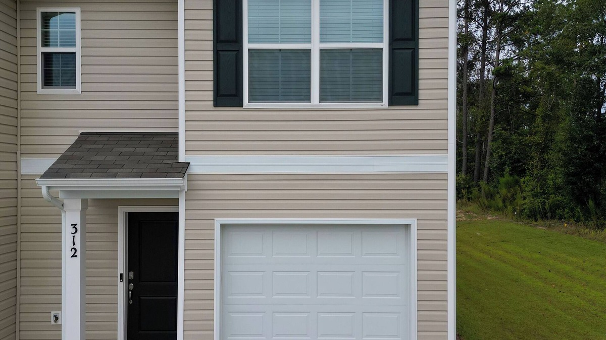 Sumter House | Charming 3-bedroom townhome with WiFi and AC in Sumter
