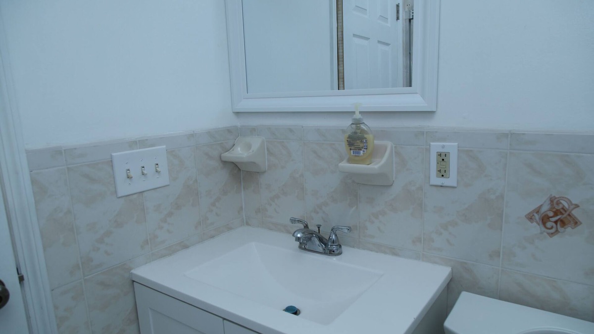 Lower Vailsburg Apartment | Charming 3-bedroom Urban Escape with AC and WiFi near Newark Airport