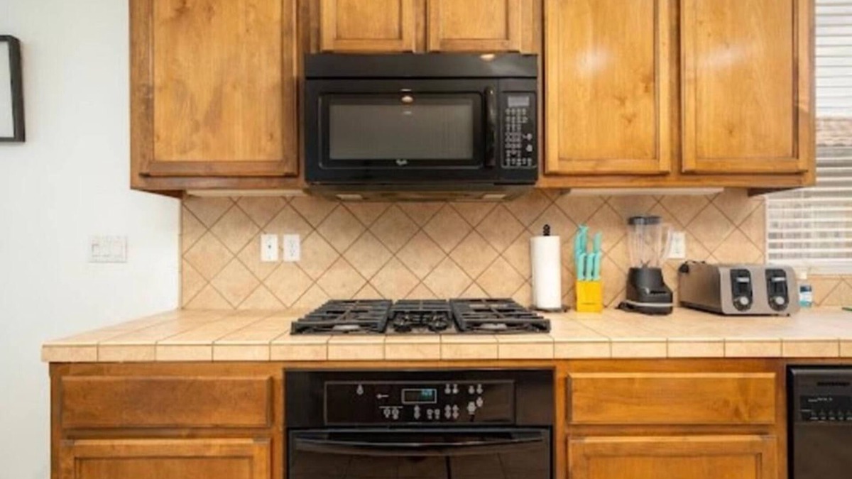 Rosedale House | Charming 3-bedroom house in lovely Bakersfield with WiFi, AC