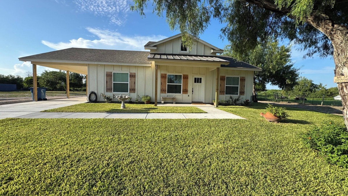 Brownsville House | Charming 3-bedroom house in Brownsville Cozy and comfortable modern farmhouse.