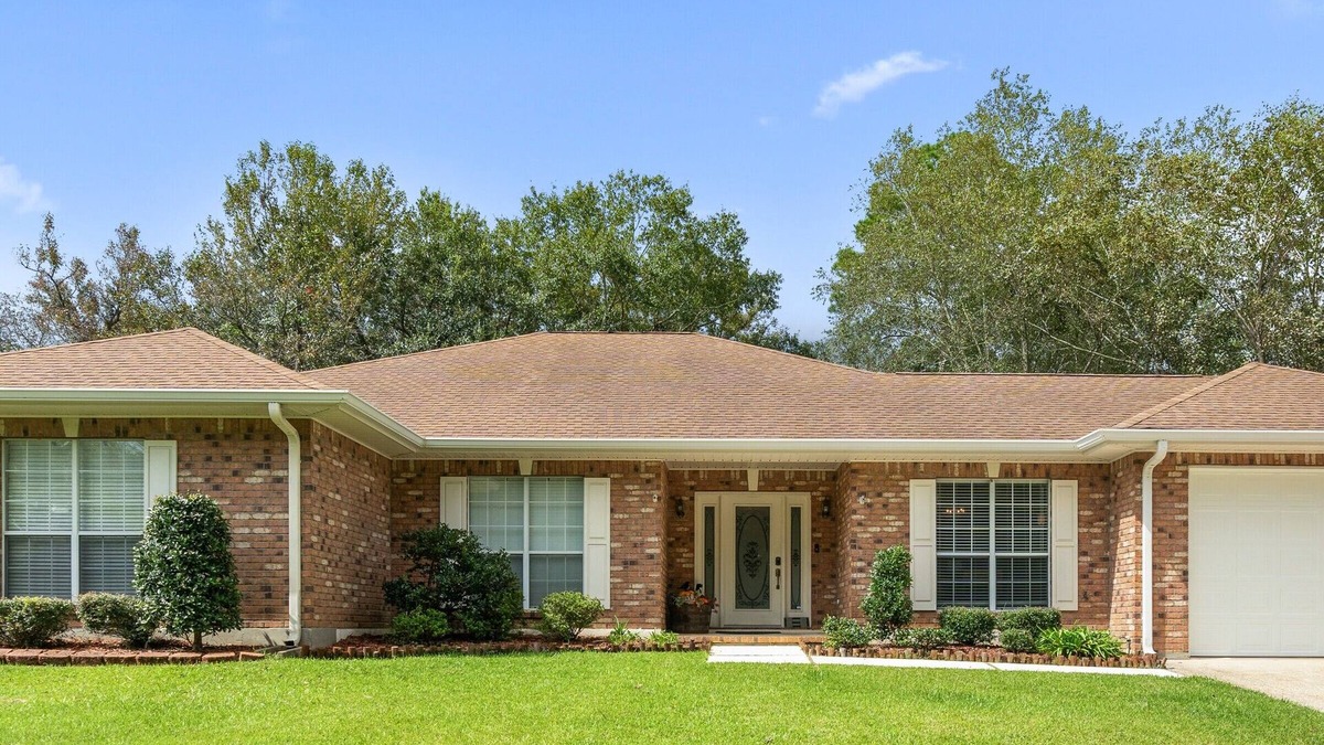 Diamondhead House | Charming 3-bedroom and 2 full bath house near golf course in Diamondhead, pools