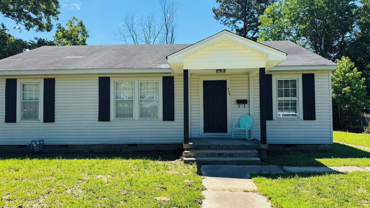 East Camden House | Charming 3-bedroom house w/WiFi, close to Highland Industrial Park- East Camden