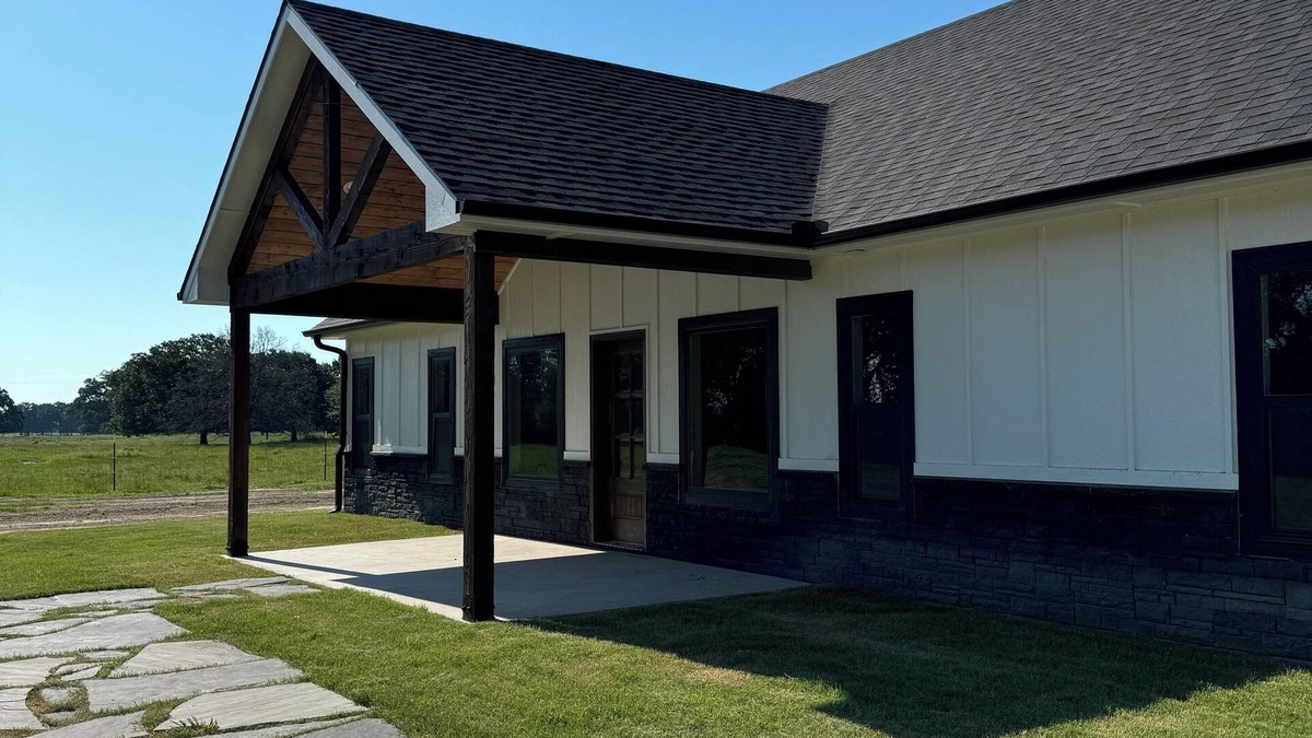 Honey Grove House | Charming 3-bedroom new build close to Bois d Arc Lake outside of Honey Grove TX