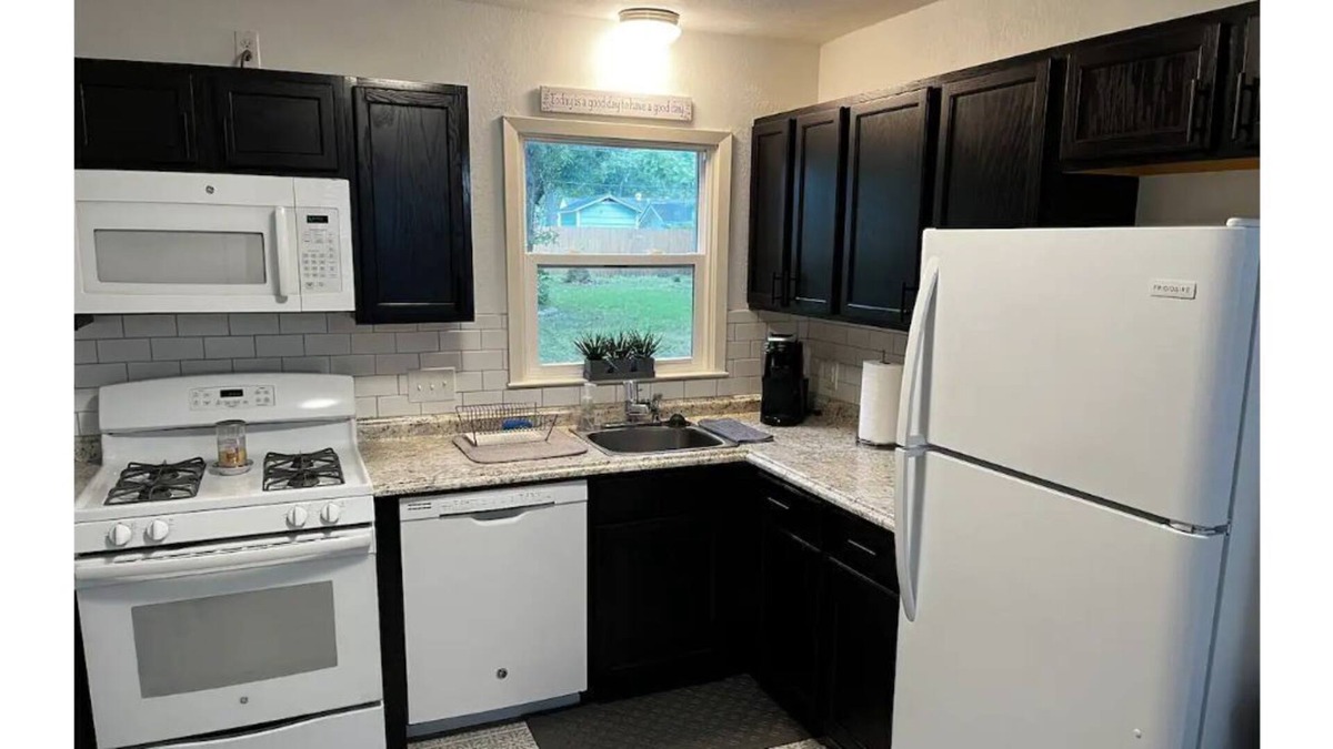 Lake Jackson House | Charming 3-bedroom home with spacious private yard