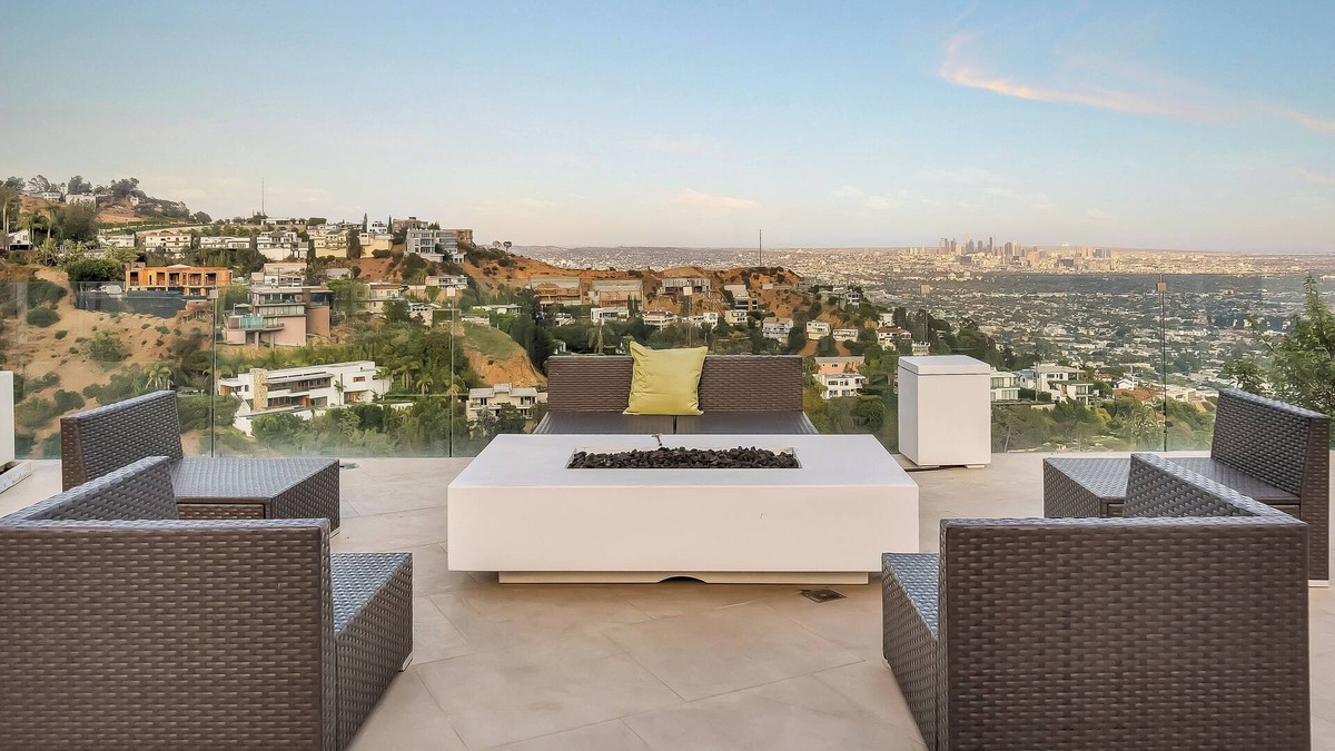 The Bird Streets House | Charming 3-bedroom estate in beautiful Los Angeles with WiFi, AC, fitness room