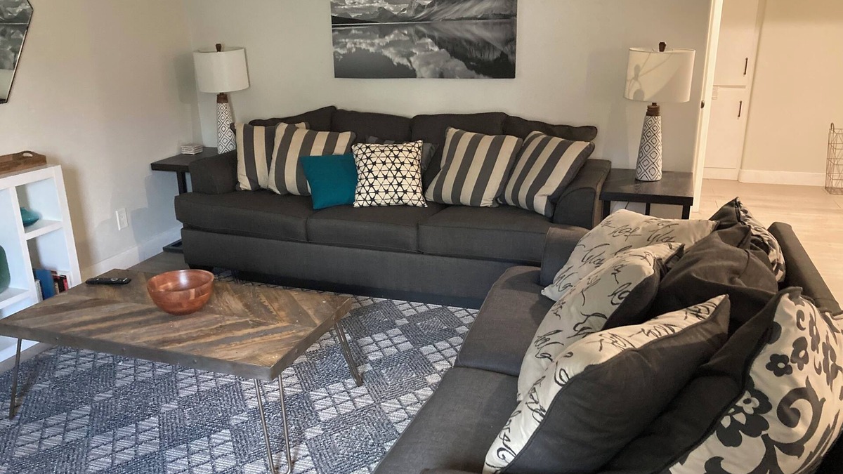 Valley Village Condo | Charming 3-bedroom 3-bath condo next to pool in Valley Village, CA -Los Angeles