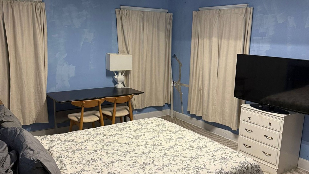 Larchmont House | Charming 3-bedroom larchmont 1800+ sq ft parking fast internet