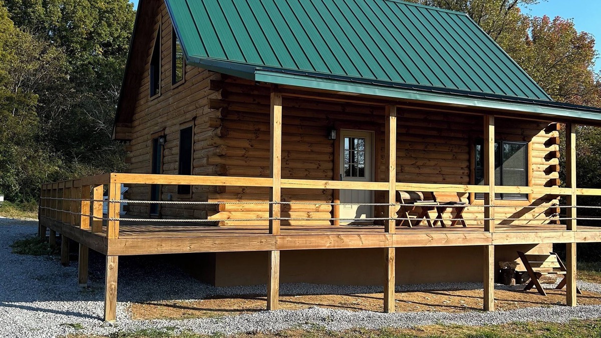 Madisonville Cabin | Charming 3-bedroom cabin with WiFi, AC in serene countryside