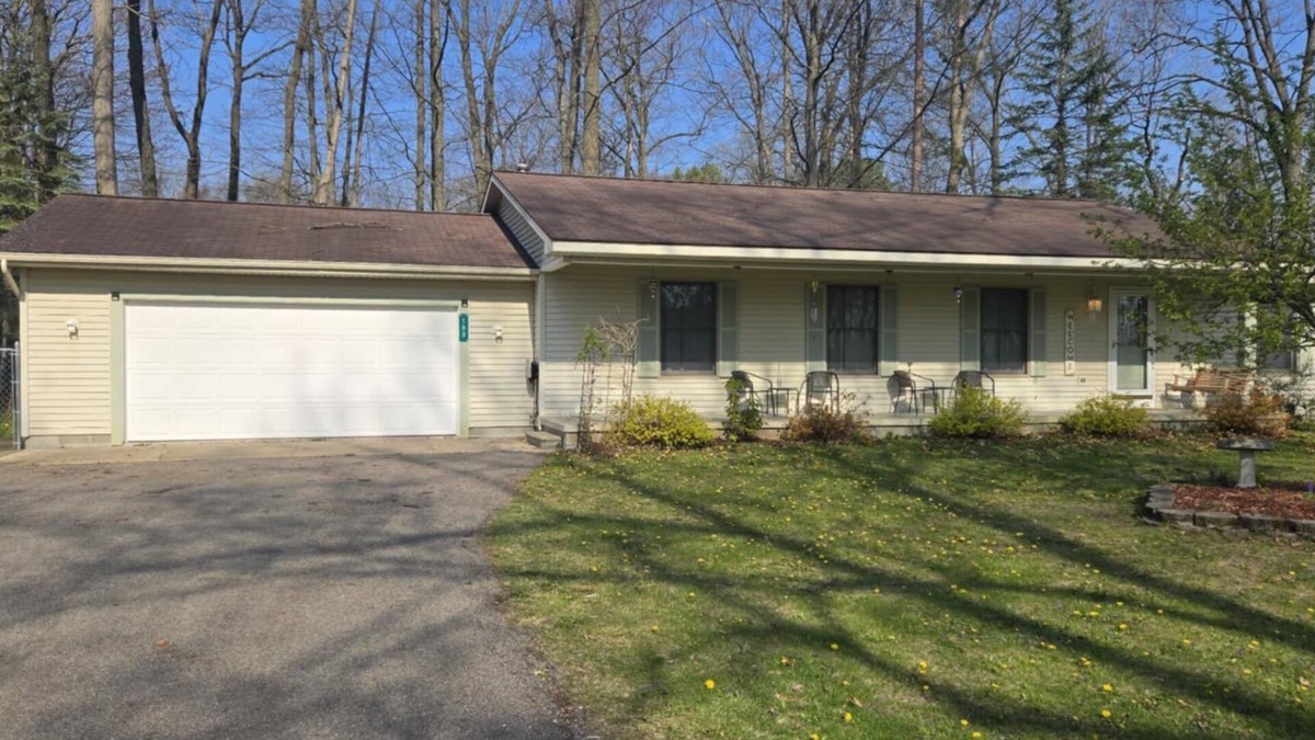 Prudenville House | Charming 3-bedroom, 2-bath house with WiFi and AC near Houghton Lake
