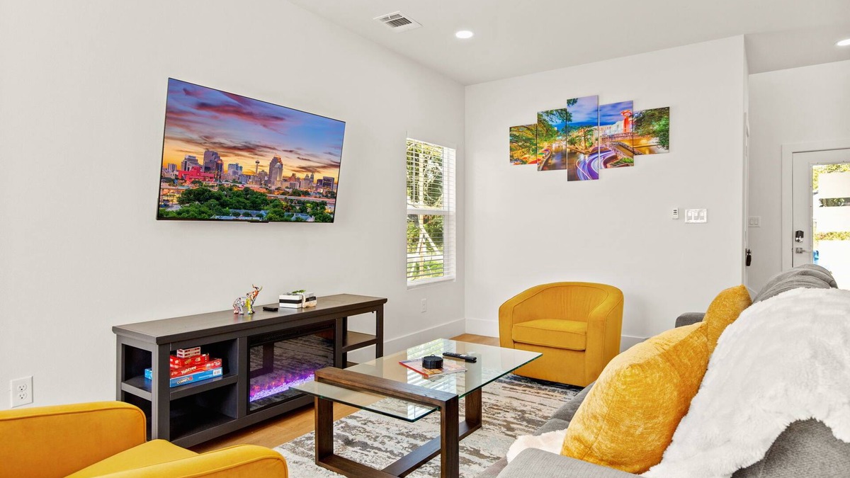 Denver Heights House | Charming 3-Bedroom, 2 King Beds, 10 Minutes to Downtown San Antonion