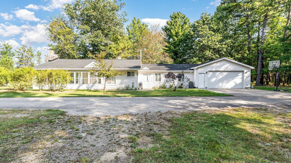 Northeastern Michigan House | Charming 3-bedroom vacation house in East Tawas on Tawas Bay Point.