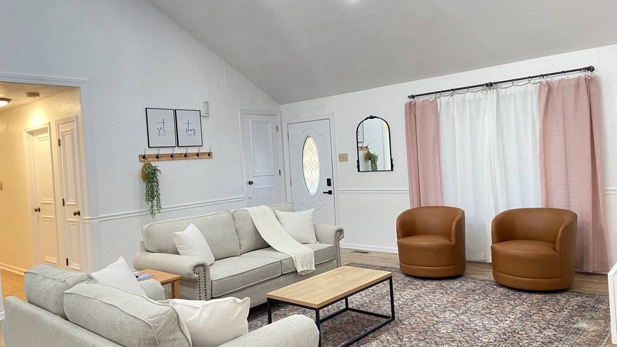 Greenwood House | Charming 3 BR in a quiet and friendly neighborhood