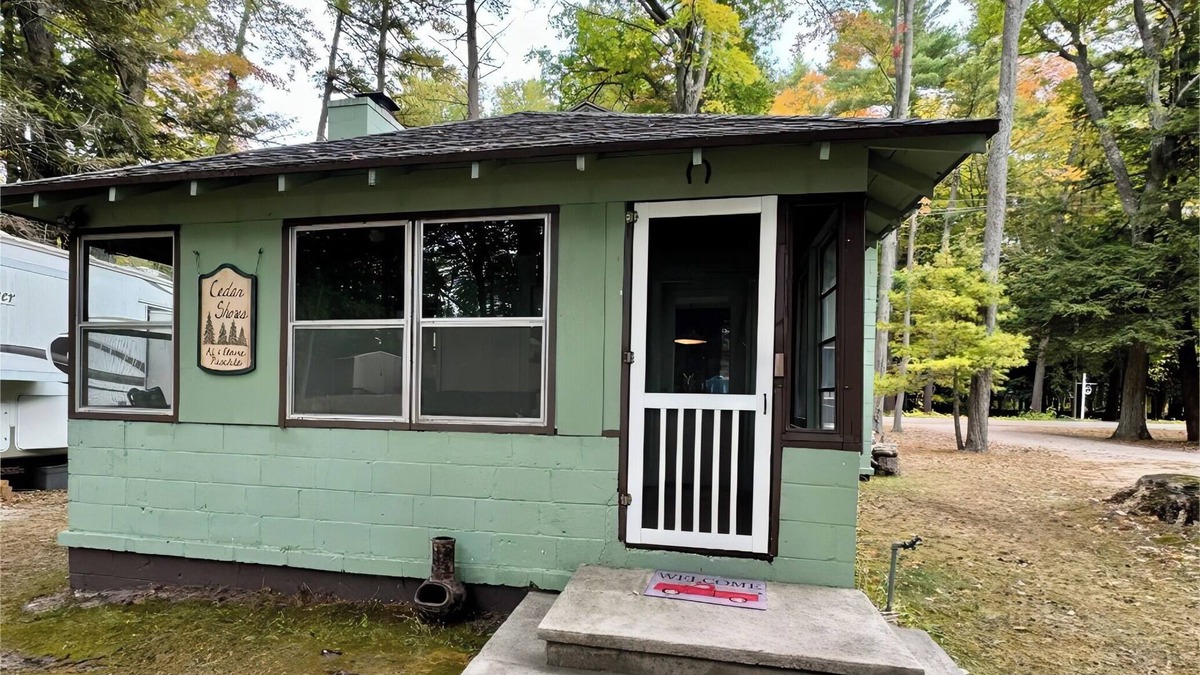 Honor Cabin | Charming 3 BR Lakefront Cottage - Gateway to Platte Lake & Sleeping Bear Dunes!