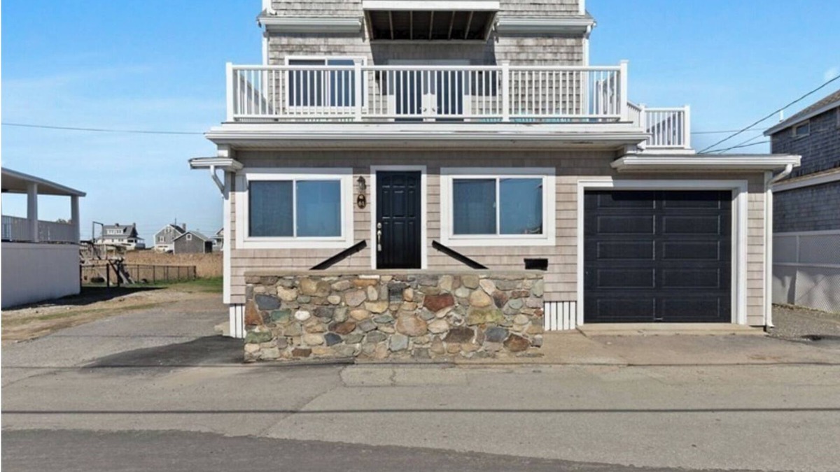 Scituate House | Charming 3 story house in Scituate surrounded by water