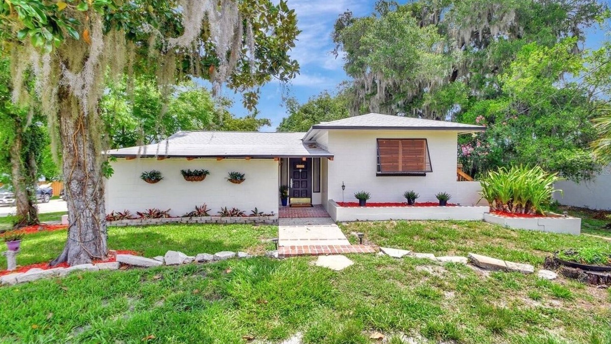 DeLand House | Charming 3 Unit- House on Lake. with AC and WiFi in delightful DeLand