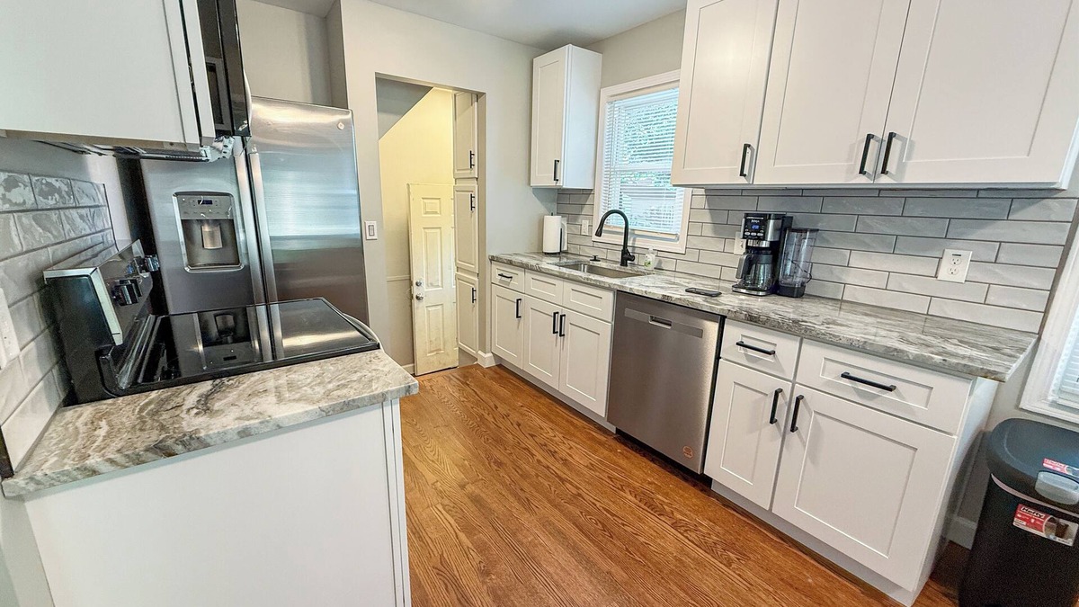 Redford House | Charming 3bed, 20 mins to DTW, Novi, Downtown, in peaceful suburb new renovated!