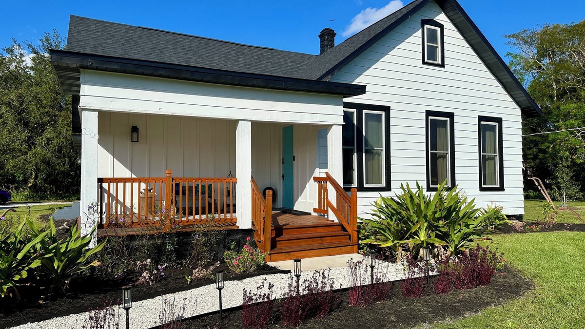 Sanford House | Charming 3BR Farmhouse with Firepit Hammock Porch Retreat!