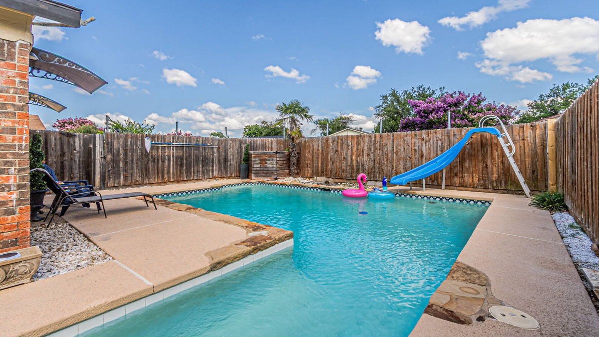 Garland House | Charming 3BR House - Pool, King Bed, and Grill in Garland