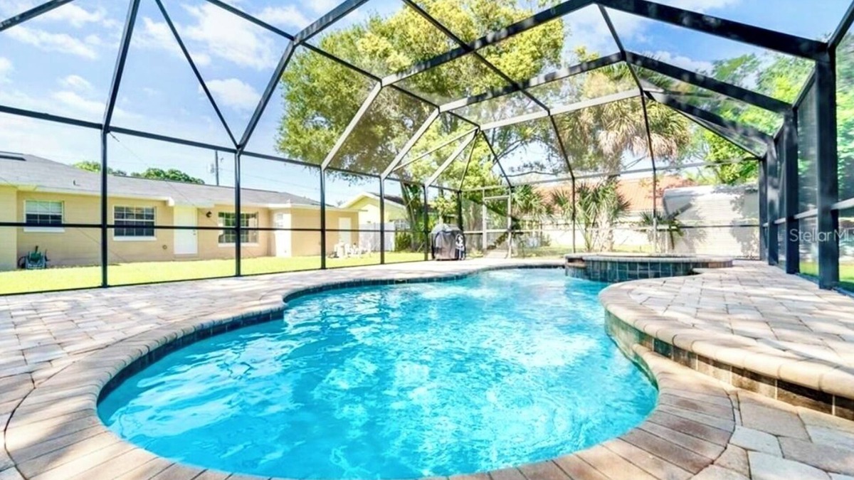 Oakford Park House | CHARMING 3BR POOL SPA home in Midtown Tampa!