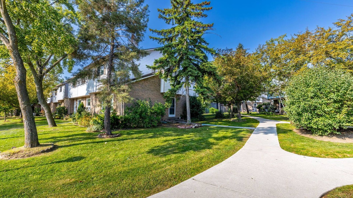 Streetsville House | Charming 3BR Townhouse with Backyard & Parking
