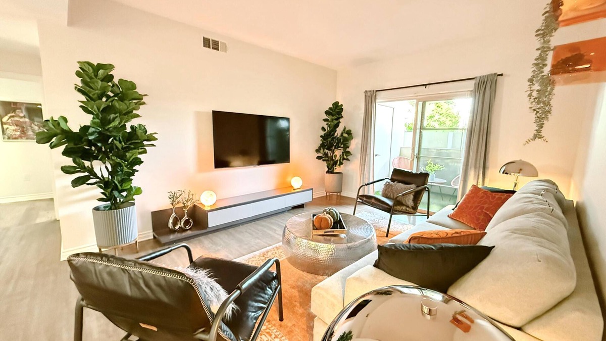 Encino Hotel | Charming 3BR with WiFi, AC and Parking in Marvelous Los Angeles