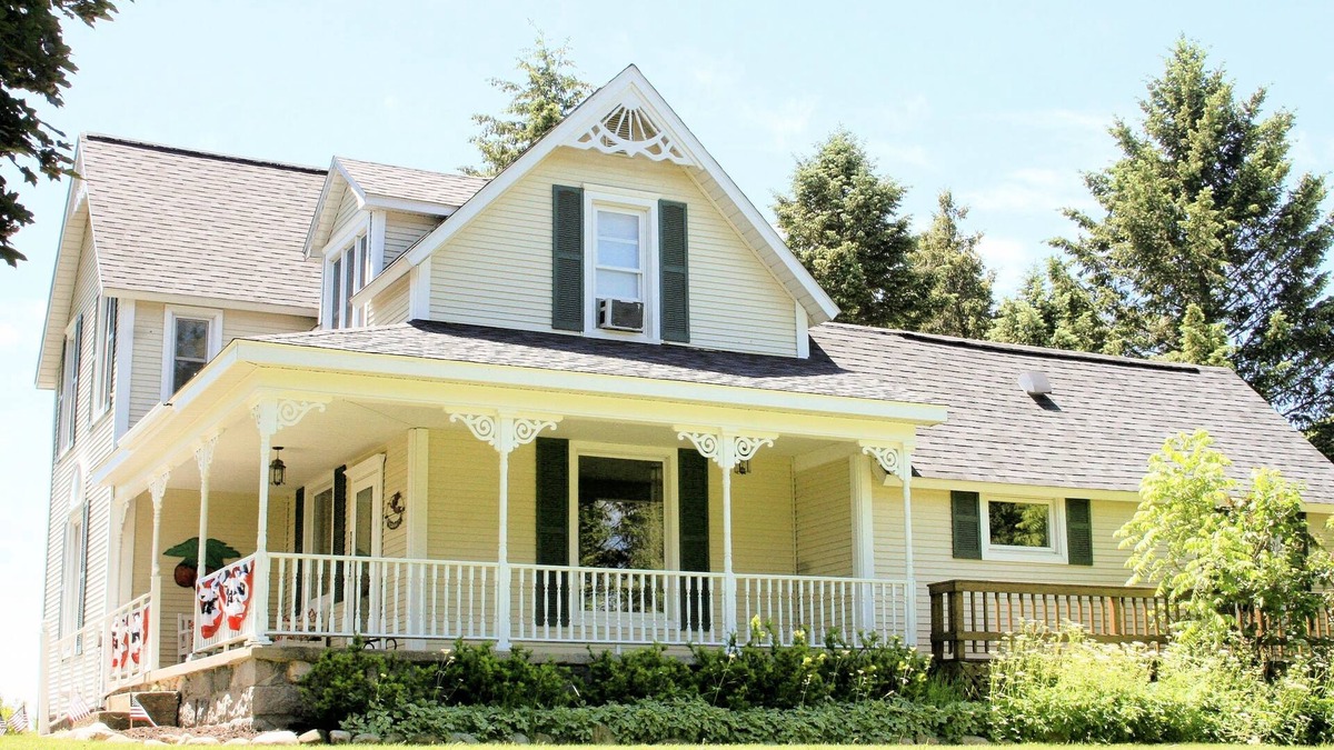 Williamsburg House | Charming 4 Bed/2 Bath Farmhouse - 3.6 Miles to Traverse City Horse Show/GLEF