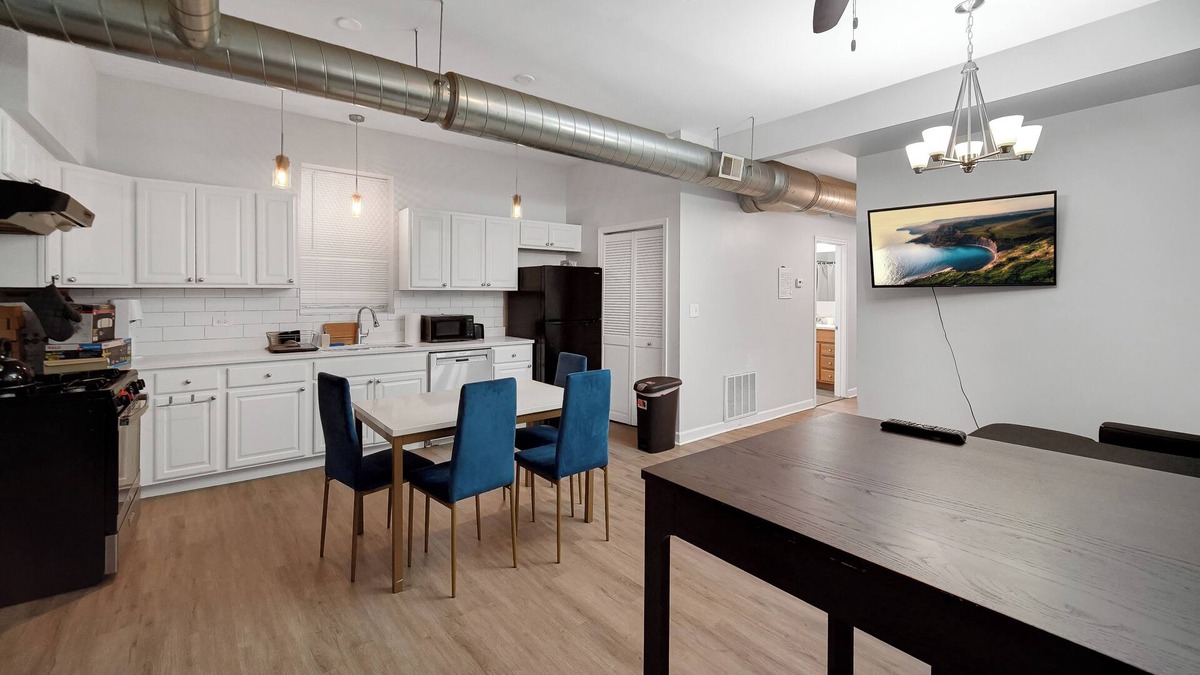 Lower West Side Apartment | Charming 4-bedroom apartment in pilsen