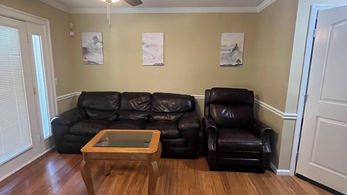 Dalton House | Charming 4-bedroom Duplex with AC and WiFi in Dalton