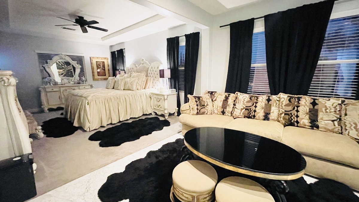 Riverside House | Charming 4-bedroom estate with fitness room, movie theater & sauna in Riverside