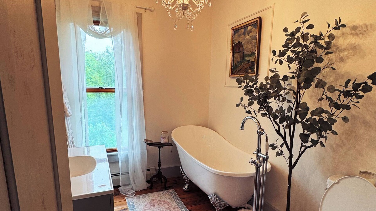 Franklin Other | Charming 4-bedroom farmhouse in brilliant Franklin with AC