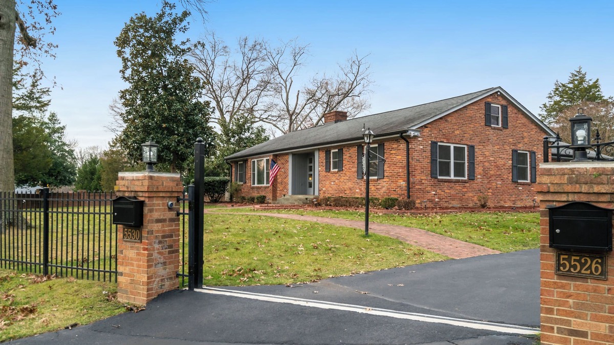 Alexandria West House | Charming 4-bedroom house with WiFi and AC in enjoyable Alexandria