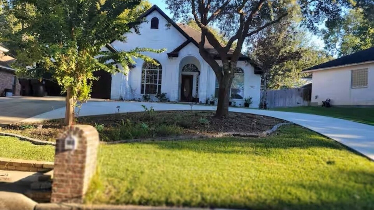April Sound House | Charming 4-bedroom house in the gated lake community, April Sound!