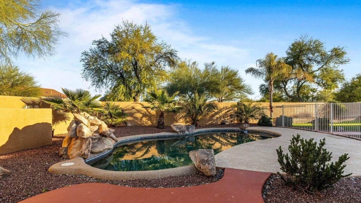 Canyon Trails House | Charming 4-bedroom house with Pool BBQ & Firepit close to freeway