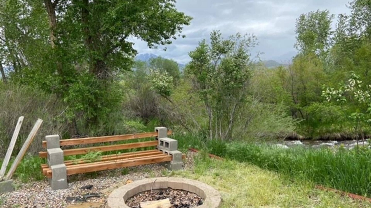 Sheridan House | Charming 4-bedroom house on the creek in peaceful Sheridan