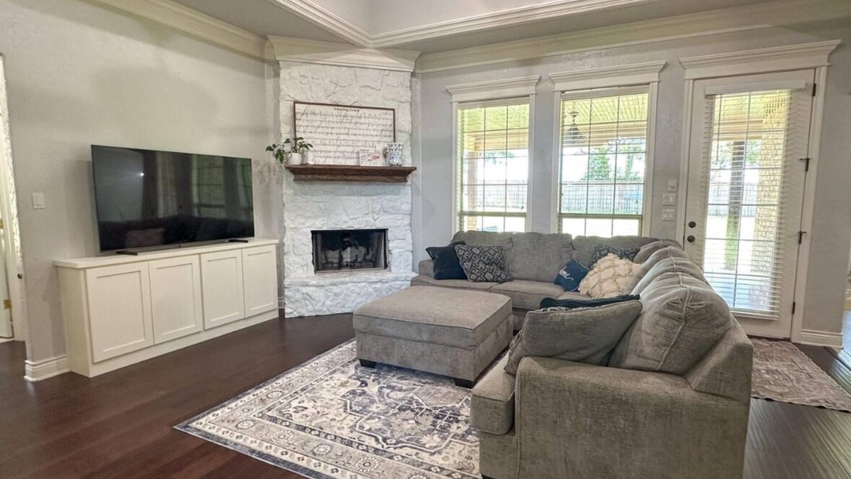 Bullard House | Charming 4-bedroom house, play set for the kids, just minutes from the Lake!!!!!