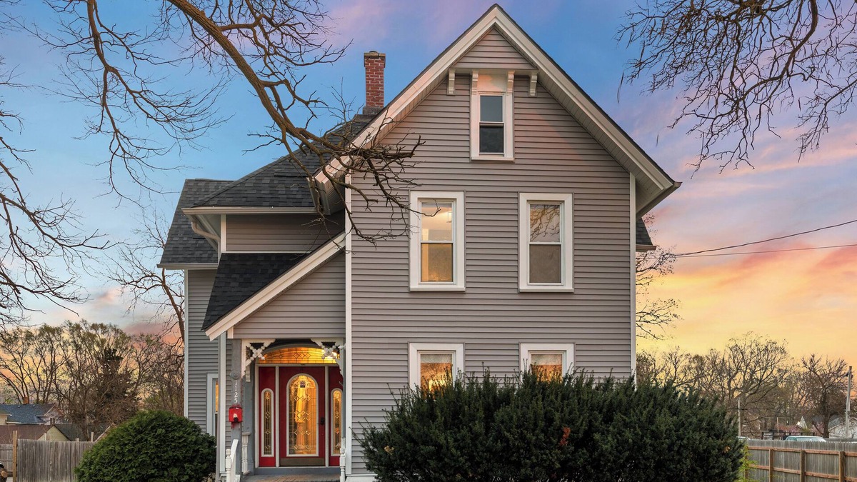 Aurora House | Charming 4-bedroom house with AC, WiFi in marvelous Aurora