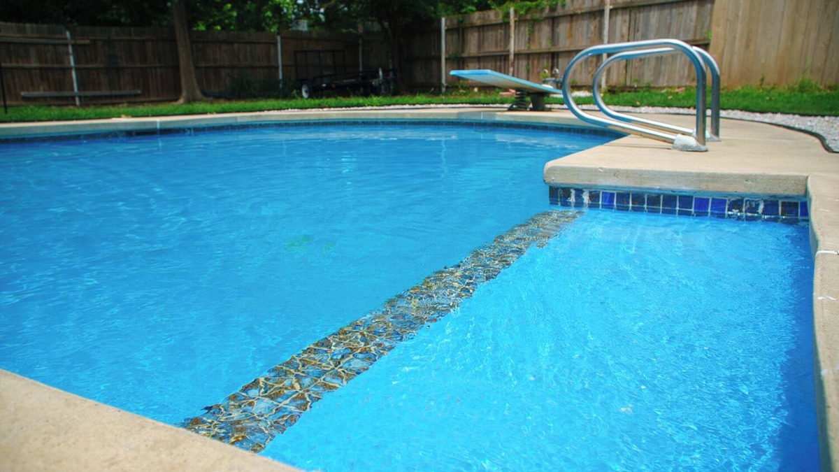 Norman House | Charming 4-bedroom house with AC, WiFi and swimming pool in welcoming Norman