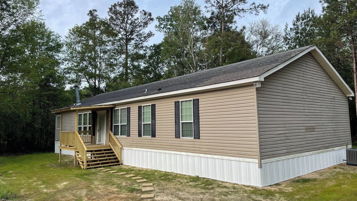Sun House | Charming 4-bedroom mobile home with WiFi, AC in Sun. Near tubing, river