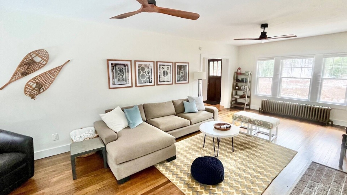 Roscoe House | Charming 4-bedroom Private Home on 5 Acres of Land with Open Mountain View’s
