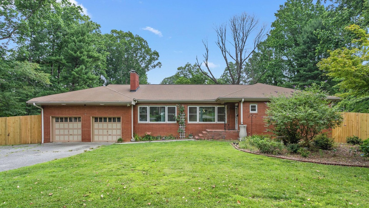 High Point House | Charming 4-Bedroom Retreat House