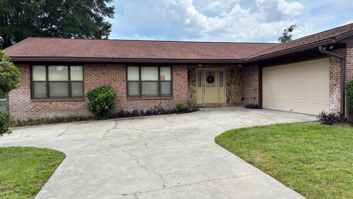 Northside House | Charming 4-bedroom Lake House with minutes from Airport and River City Plaza