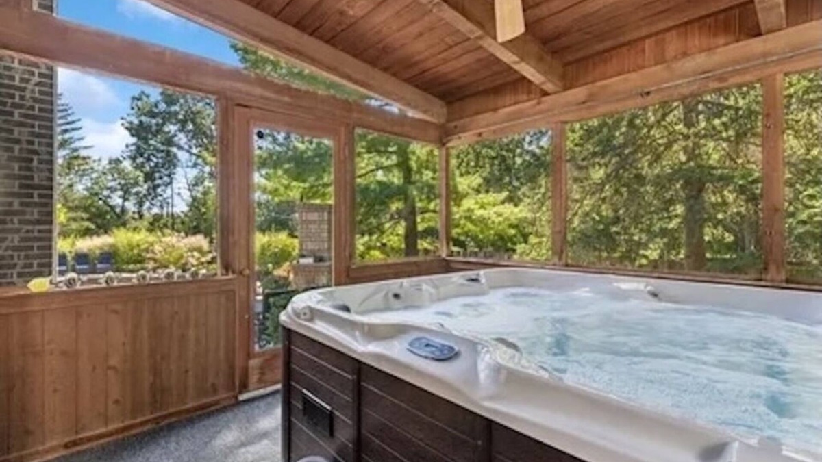 Green Oaks House | Charming 4-bedroom home close to downtown Libertyville & the Navy Base!